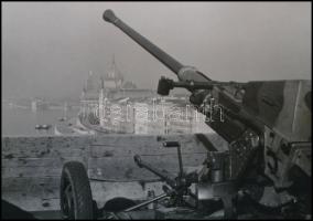 cca 1944 Budapest, a Lánchíd pillérjére telepített légvédelmi üteg, vintage felvételről készült mai nagyítás, 18x25 cm