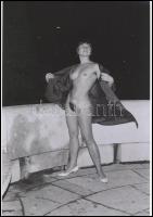 cca 1970 Turisztikai attrakció a Halászbástyán, 3 db szolidan erotikus fénykép, korabeli vintage neg...