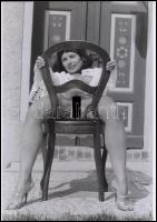 cca 1974 Bejáratok a csodák palotájába, 3 db szolidan erotikus fénykép, korabeli vintage negatívokró...