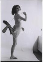 cca 1972 A tanga bugyi feltalálásának közvetlen előzménye, 2 db szolidan erotikus fénykép, korabeli ...