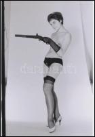 cca 1973 Párbajra készülve, 3 db szolidan erotikus fénykép, korabeli vintage negatívokról készült ma...