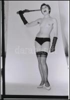 cca 1973 Párbajra készülve, 3 db szolidan erotikus fénykép, korabeli vintage negatívokról készült ma...