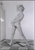 cca 1973 A kertésznadrág feltáruló titkai, 3 db szolidan erotikus fénykép, korabeli vintage negatívo...