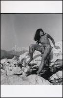 cca 1977 Sziklamászó gyakorlatok, 4 db szolidan erotikus fénykép, korabeli vintage negatívokról készült mai nagyítások, 17x17 cm / 4 erotic photos, 17x17 cm