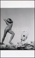 cca 1977 Sziklamászó gyakorlatok, 4 db szolidan erotikus fénykép, korabeli vintage negatívokról kész...