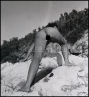 cca 1977 Sziklamászó gyakorlatok, 4 db szolidan erotikus fénykép, korabeli vintage negatívokról kész...