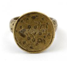 Régi réz pecsétgyűrű "B. D." monogrammal, florális díszítéssel, méret: 53