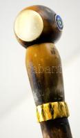 Díszes fa sétapálca, berakásokkal díszített szaru fejjel, h: 82 cm
