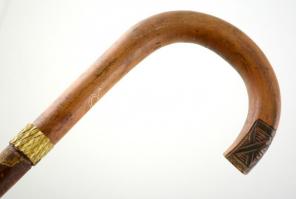 2 db fa sétabot, az egyik agancs fogóval, különböző méretben