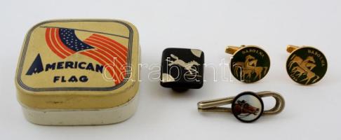 Lovas mandzsettagomb pár + lovas nyakkendőtű + lovas gomb, "American flag" fém dobozkában
