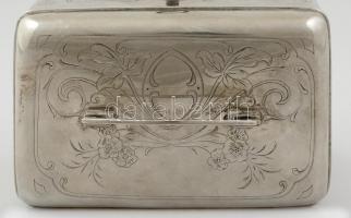 Ezüst (Ag.) cukortartó doboz, jelzett, mesterjeggyel (F.B.), gravírozott díszítéssel, kulccsal, jó á...
