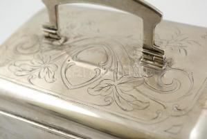 Ezüst (Ag.) cukortartó doboz, jelzett, mesterjeggyel (F.B.), gravírozott díszítéssel, kulccsal, jó á...