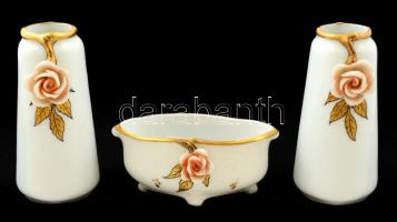 Kis rózsás porcelán készlet: 1 db tálka, 2 db kisváza, kézzel festett, jelzett, apró csorbákkal, különböző méretben