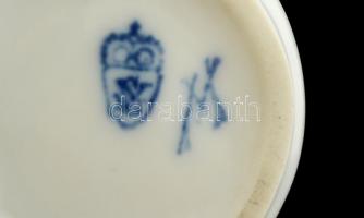 Kis rózsás porcelán készlet: 1 db tálka, 2 db kisváza, kézzel festett, jelzett, apró csorbákkal, kül...