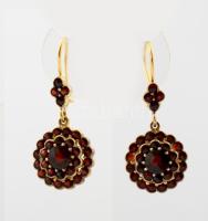 Aranyozott ezüst (Ag) gránát kövekkel díszített fülbevalópár, jelzett, bruttó: 5,5 g