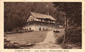 Tátra, Magas Tátra, Vysoké Tatry; szálló a völgyben / Hotel Kamzik, valley (vágott / cut)