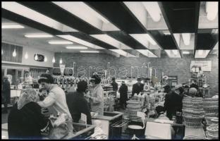 cca 1960 Budapest, Blaha Lujza téri éjjel-nappali KÖZÉRT, 11x17 cm