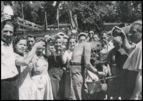 cca 1950-1960 Sörcsapolás, jelzetlen fotó, 12x17 cm