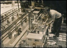cca 1960-1970 Üzem makettje, jelzetlen fotó, 13x18 cm