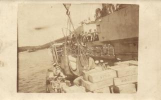 Radetzky-osztályú csatahajó 100 mm-es lövegei, rakodó matrózok / Radetzky class pre-dreadnought battleship, 100 mm guns, boat with loading Austro-Hungarian Navy mariners, photo