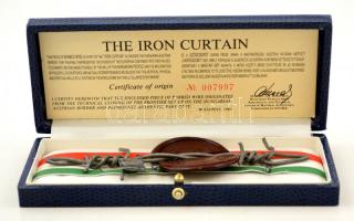 1989 Szögesdrót darab az osztrák-magyar határon húzódó vasfüggönyből (No.0007997), 16×6 cm, tanúsítvánnyal./ Piece of barbed wire from the Iron Curtain (No. 007997), once along the Hungarian-Austrian border, with certification.