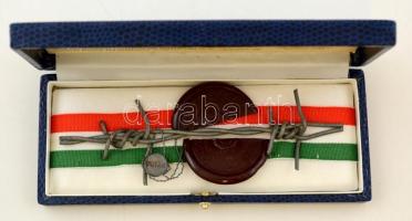 1989 Szögesdrót darab az osztrák-magyar határon húzódó vasfüggönyből (No.0007997), 16×6 cm, tanúsítv...