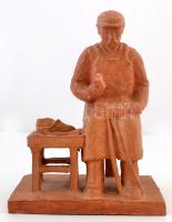 Péter József (?-?): Cipész, terrakotta, jelzett, kis lepattanásokkal, m: 26,5 cm