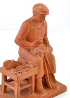 Péter József (?-?): Cipész, terrakotta, jelzett, kis lepattanásokkal, m: 26,5 cm