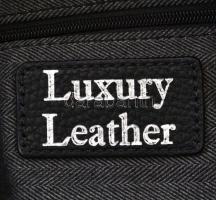 Nagyméretű műbőr táska, lakattal, vállpánttal, jó állapotban. 50x25x20 cm