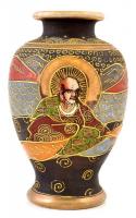Kínai porcelán váza, kézzel festett, jelzett, apró kopásnyomokkal, m: 12,5 cm