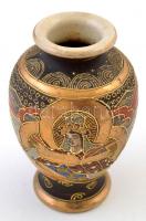 Kínai porcelán váza, kézzel festett, jelzett, apró kopásnyomokkal, m: 12,5 cm