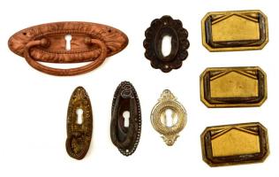 8 db vegyes bútordísz, 6x4 és 11x4 cm között