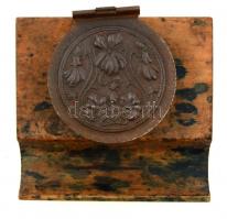 Fa-üveg asztali tintatartó díszes fém fedéllel, foltos, 12×12,5×7 cm