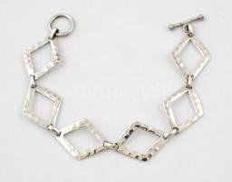Ezüst(Ag) rombusz alakú elemekből álló karkötő, jelzett, h: 19 cm, nettó: 13,5 cm