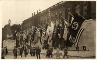 1936 Berlin, Stadtschloss im Festschmuck, Altar mit olympischer Feuerschale, Olympia / Olympic Games festive decorations on the city palace, NS flag, photo