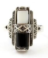 Ezüst(Ag) fekete és fehér kövekkel díszített gyűrű, a köveken apró sérüléssel, jelzett, méret: 54, bruttó: 6,3 g