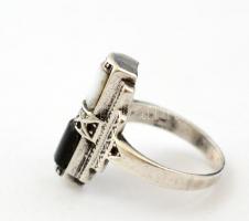 Ezüst(Ag) fekete és fehér kövekkel díszített gyűrű, a köveken apró sérüléssel, jelzett, méret: 54, b...