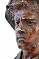 Moretti jelzéssel: Maat. Festett spiáter, márvány talapzaton, m:30 cm