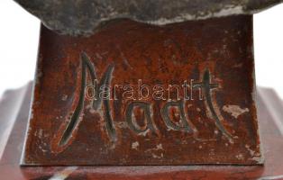 Moretti jelzéssel: Maat. Festett spiáter, márvány talapzaton, m:30 cm