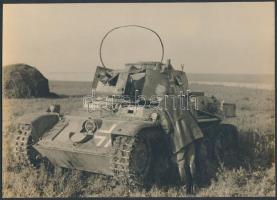 1941 Magyar harckocsi a Keleti fronton nyomul előre  Gordiewkánál két jelzett fotó. Bárány István zá...