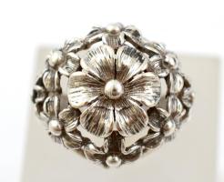 Ezüst(Ag) áttört virágos gyűrű, jelzés nélkül, méret: 54, nettó: 6,6 g