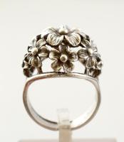 Ezüst(Ag) áttört virágos gyűrű, jelzés nélkül, méret: 54, nettó: 6,6 g