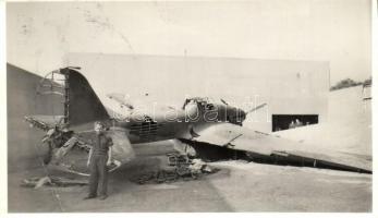 1941 Budapest, Őszi Lakberendezési Vásár; lelőtt szovjet bombavető / damaged Soviet bomber plane at display, So. Stpl. (EB)