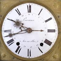 cca 1800 Régi francia ingás falióra, zománc számlappal, Laurance a Aix-en-othe jelzéssel, inga és sú...