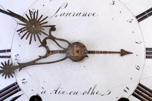 cca 1800 Régi francia ingás falióra, zománc számlappal, Laurance a Aix-en-othe jelzéssel, inga és sú...