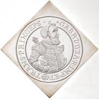 DN Az Erdélyi Fejedelemség éremritkaságai: A magyar csegelyek sorozat: Bethlen Gábor - dupla tallér csegely (1627) ezüstözött Cu-Ni emlékérem (40x40mm), valamint Apafi Mihály - aranyforint csegely (1687) és I. Lipót - dukát csegely (1699) aranyozott Cu-Ni emlékérmek (26mm), mindhárom U.P. beütéssel, tanúsítvánnyal, eredeti díszdobozban T:1