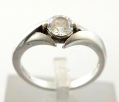 Ezüst(Ag) köves gyűrű, jelzett, méret: 55, bruttó: 3 g