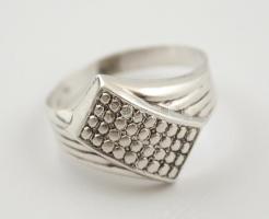 Ezüst(Ag) négyszögmintás gyűrű, jelzett, méret: 58, nettó: 1,5 g