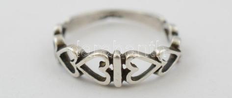 Ezüst(Ag) szíves áttört gyűrű, jelzés nélkül, deformációval, méret: 53, nettó: 1,5 g