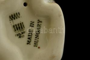 Zsolnay salátalevelet rágcsáló nyuszi, kézzel festett, jelzett, nagyon apró kopásnyomokkal, m: 7 cm